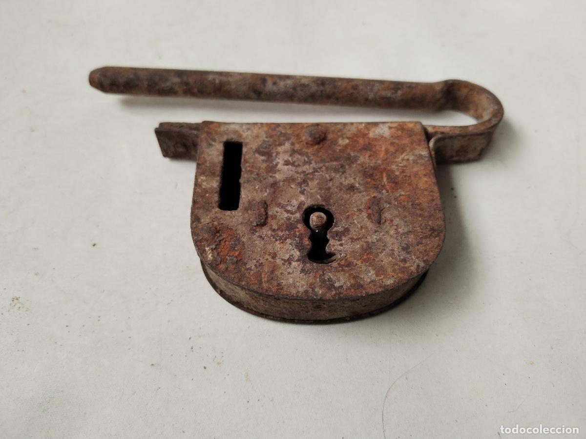 Antig&uuml;edades: antiguo candado de forja - c188 - Foto 1