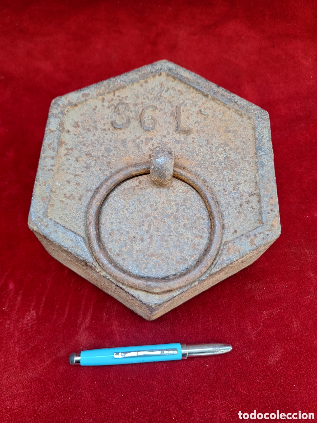 Antig&uuml;edades: Antigua pesa hexagonal de hierro fundido! 36 libras.
