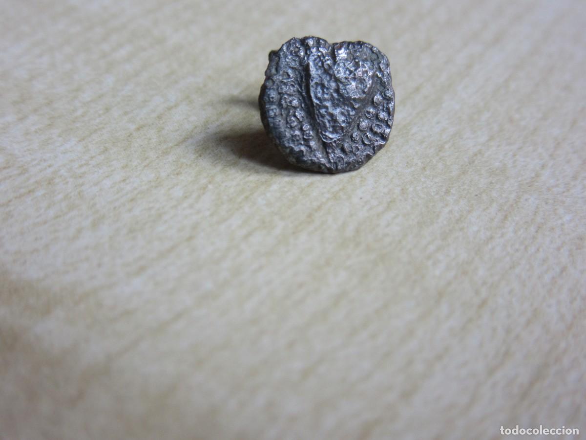 Oggetti Antichi: Clavo ornamental medieval con decoraci&oacute;n: Hoja Medidas 1cm