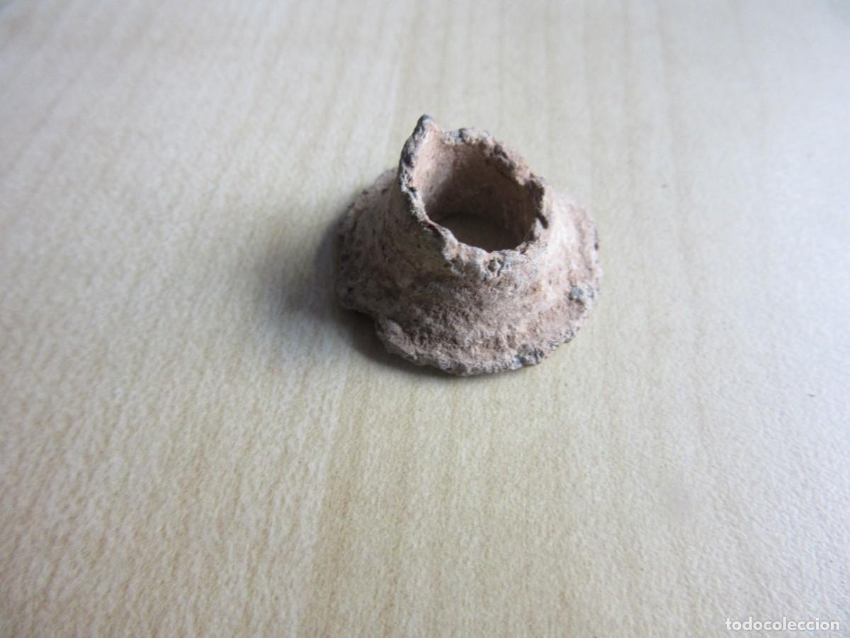 Antig&uuml;edades: Pesa o ponderal Posible &eacute;poca romana Peso 11,2 gr. Di&aacute;metro 2,2 cm