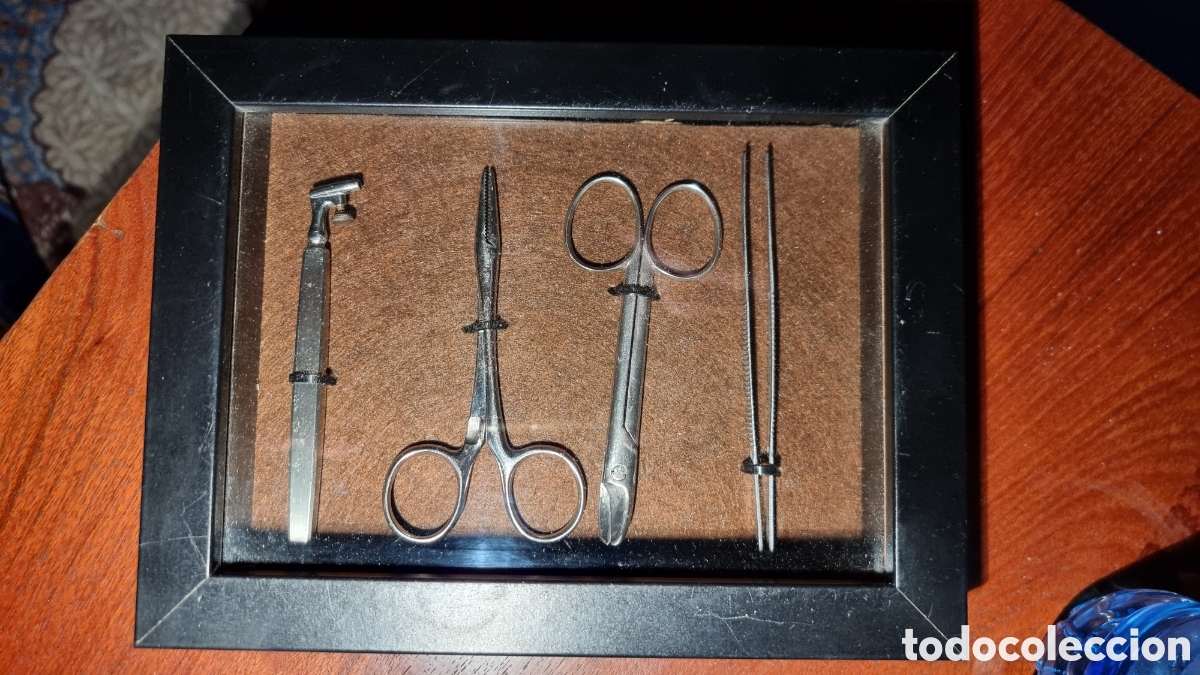 Antiques: Cuadro con 4 piezas quir&uacute;rgicas recuperadas