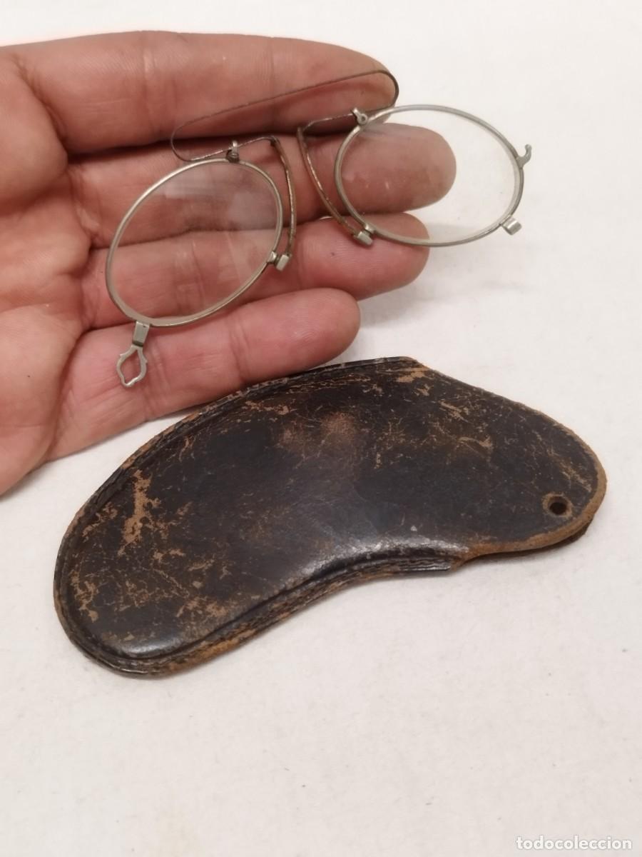 Antig&uuml;edades: Antiguas gafas con su funda. - Foto 1