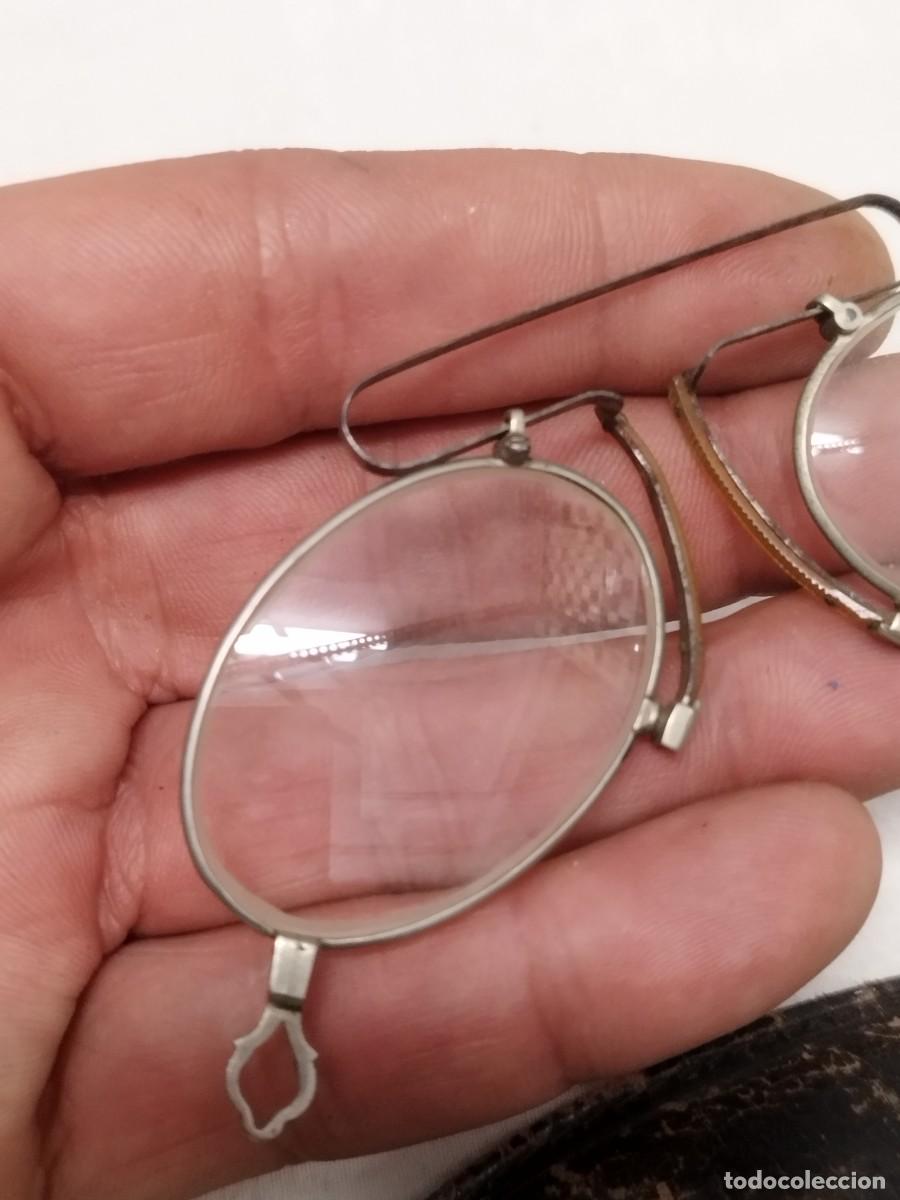 Antig&uuml;edades: Antiguas gafas con su funda. - Foto 2