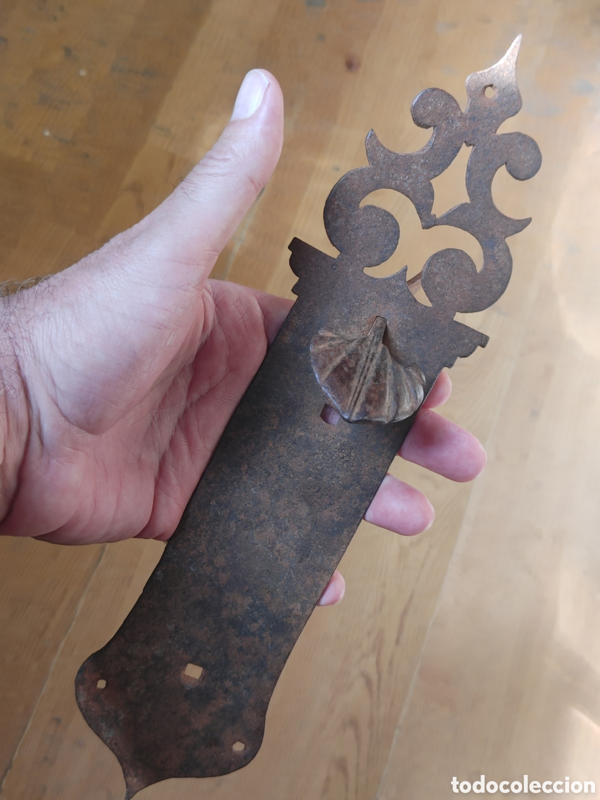 Antig&uuml;edades: Chapa de tirador de pestillo. En hierro forjado. S. XVII.