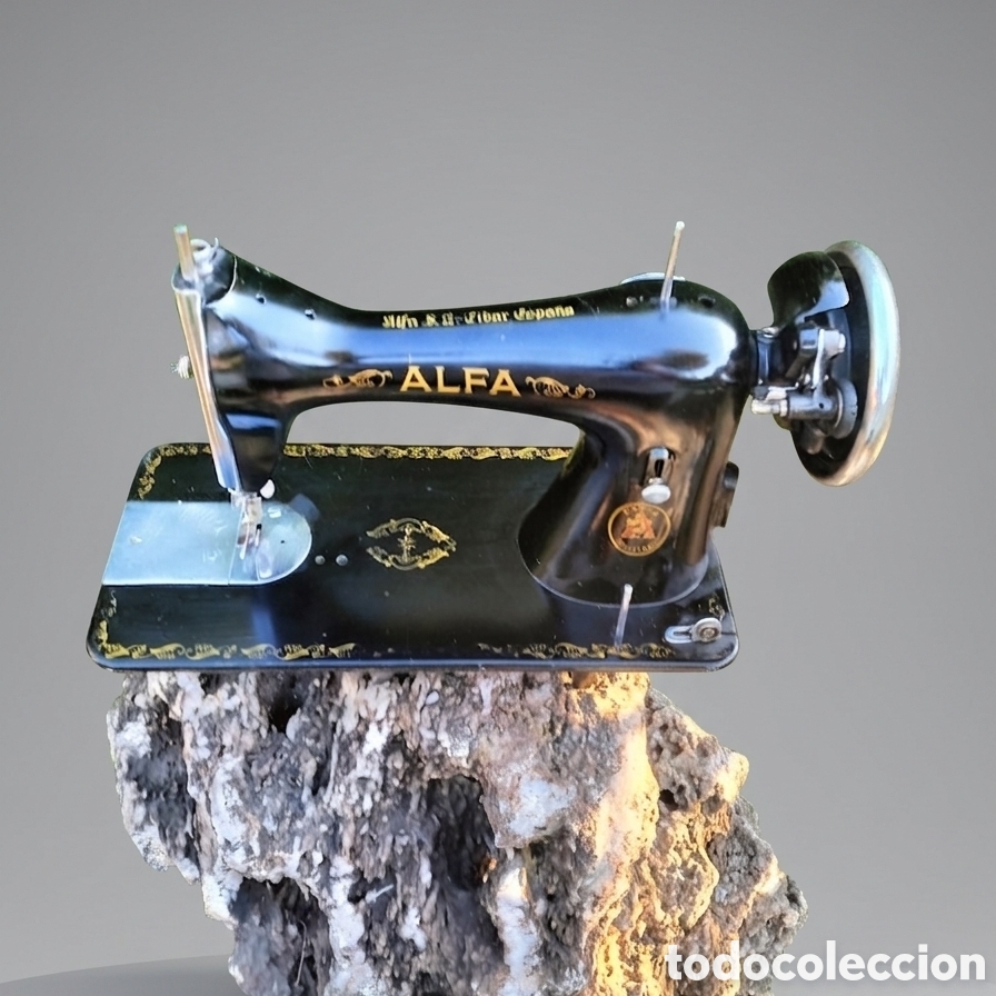 Antig&uuml;edades: MAQUINA DE COSER ALFA S.A. EIBAR - BIEN CONSERVADA - Foto 1