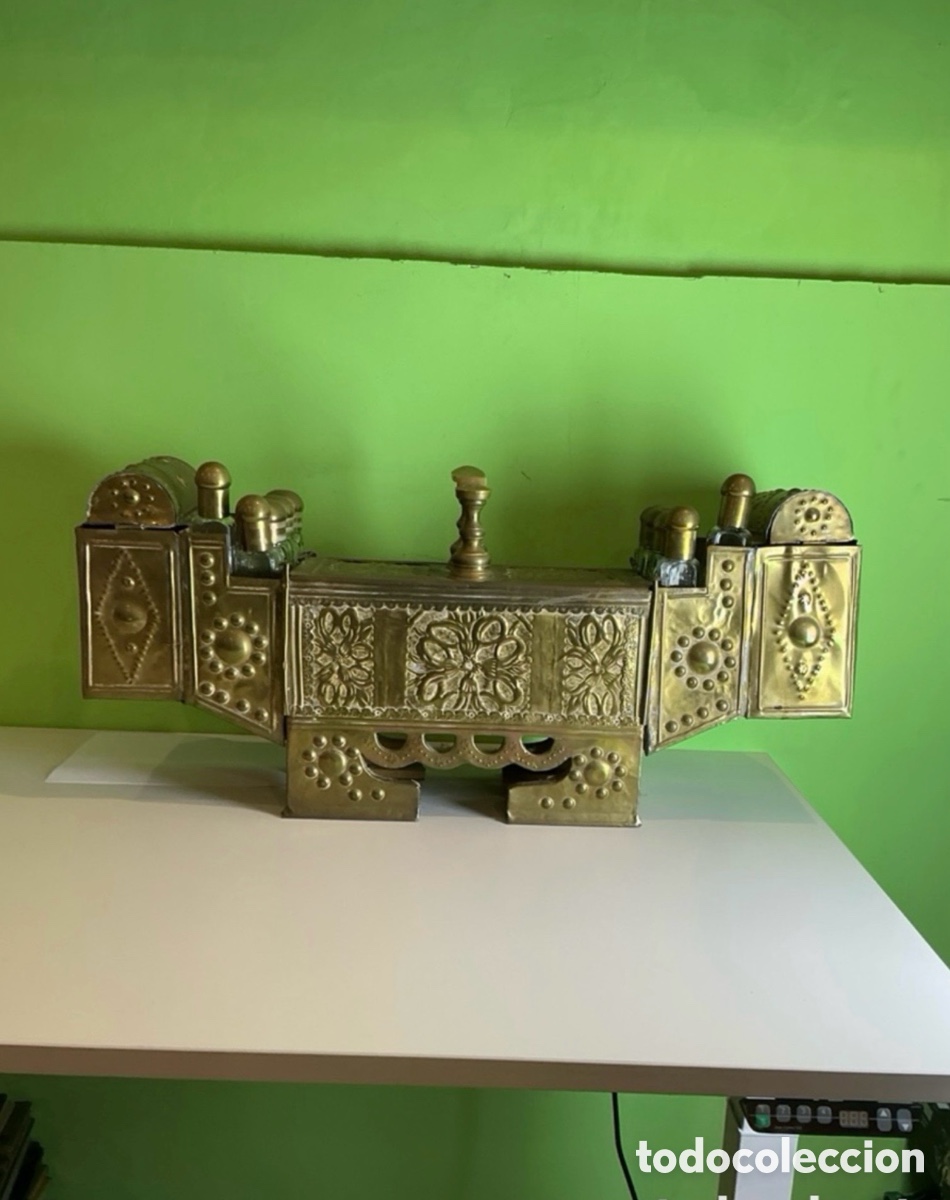 Antig&uuml;edades: Antigua caja cortadora de zapatos de lat&oacute;n con botellas de vidrio, Turqu&iacute;a, principios del siglo XX.