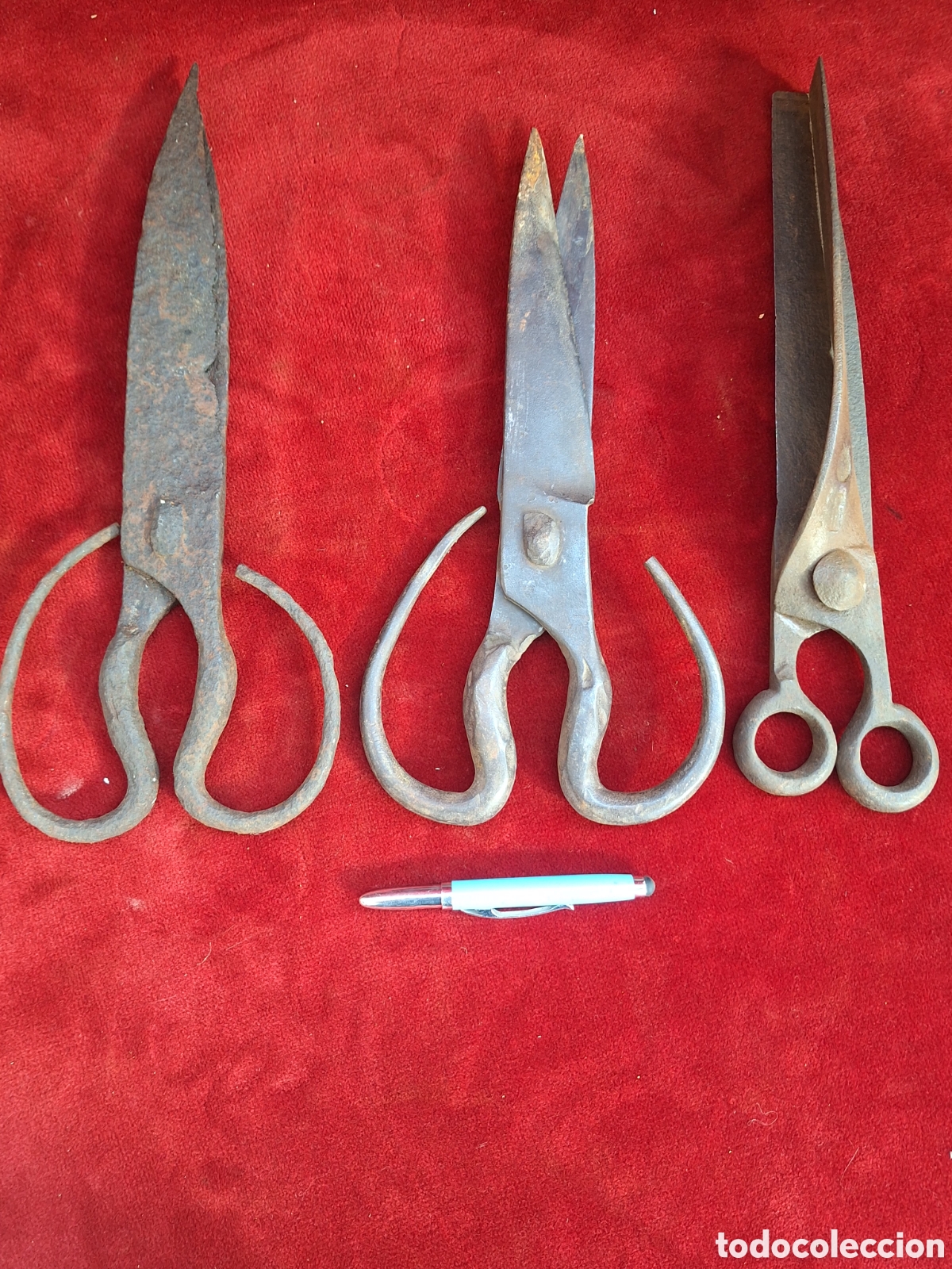 Antig&uuml;edades: Lote 3 antiguas tijeras de esquilar o tijeras ovejeras,de forja. S. XIX.