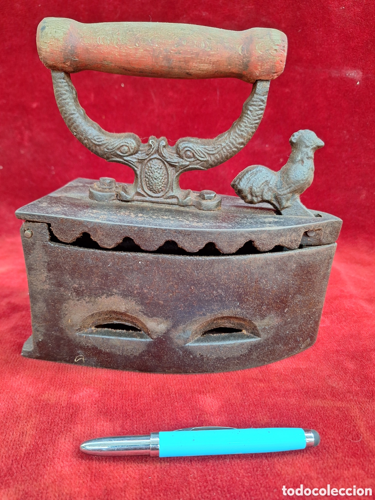 Antig&uuml;edades: Antigua y bonita plancha de carbon! Hierro fundido. Pestillo con forma de gallo!