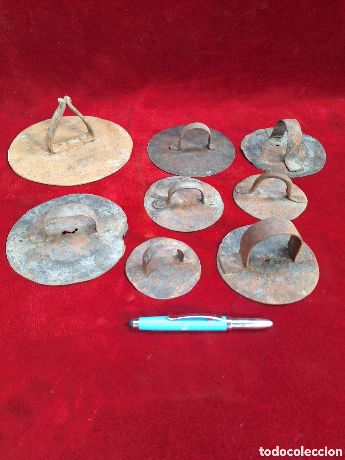 Antig&uuml;edades: Gran lote de antiguas tapas de puchero, de forja y chapa.