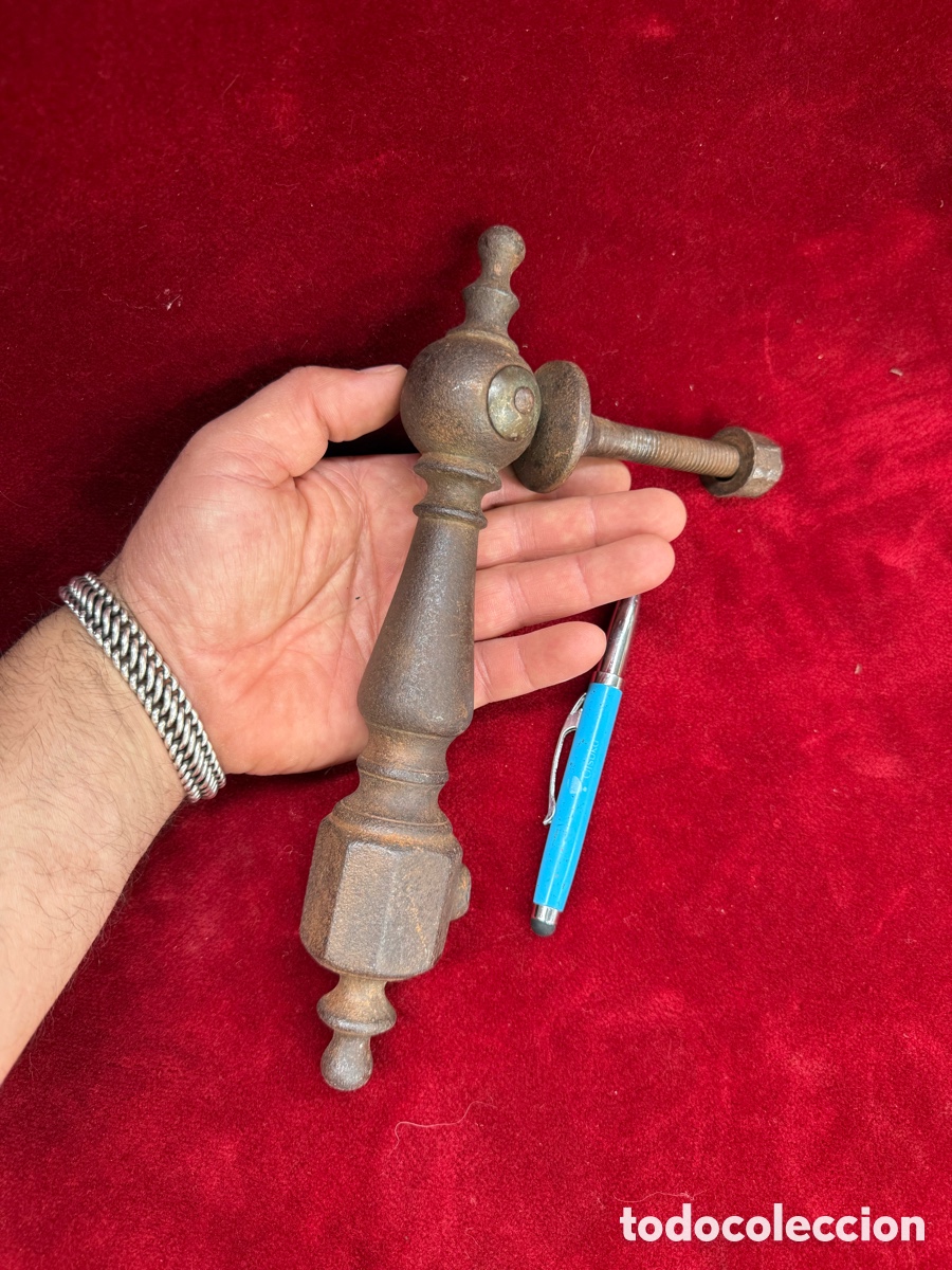 Antig&uuml;edades: Antigua y gran aldaba-picaportes de hierro fundido!