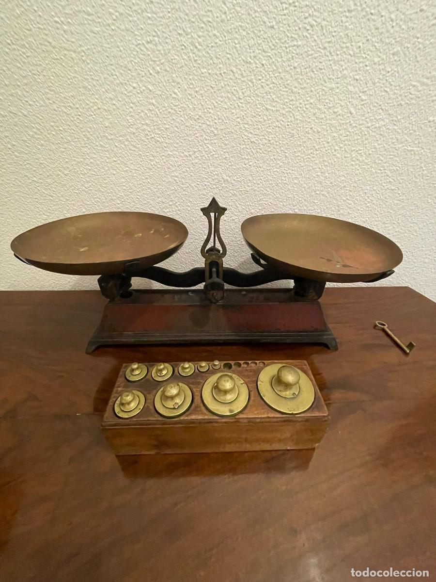 Antig&uuml;edades: BALANZA ANTIGUA CON PESAS DE LAT&Oacute;N - Siglo XIX