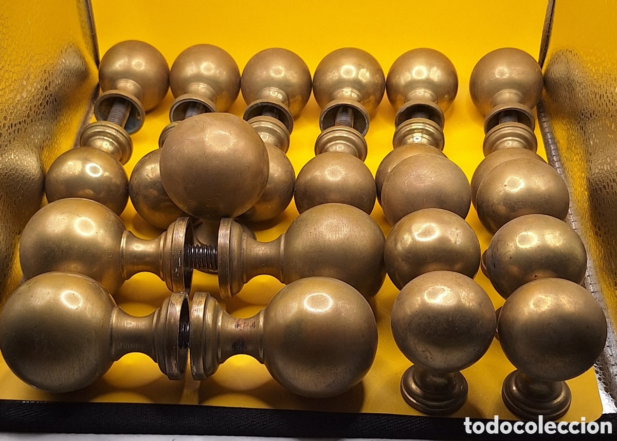 Antig&uuml;edades: Antiguo Lote de 23 Pomos de Puertas - Tiradores de Bronce -