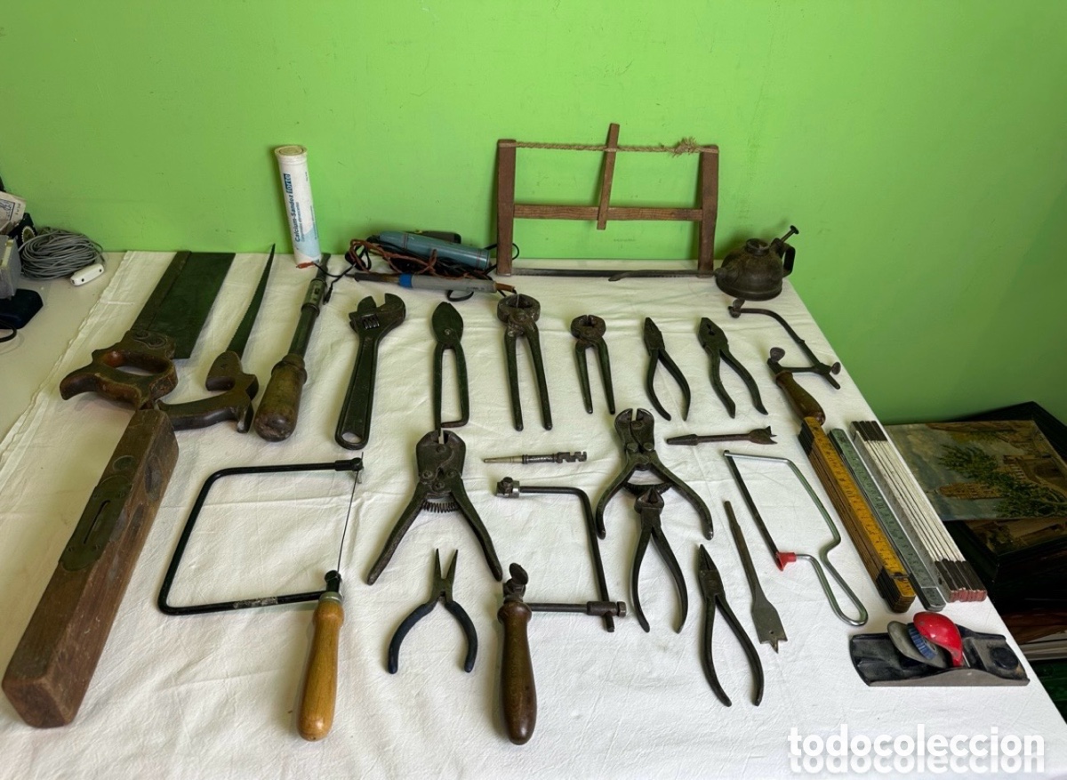 Antig&uuml;edades: Gran lote de herramientas antiguas de carpintero y taller - Sierra, cepillo, alicates, llaves y m&aacute;s