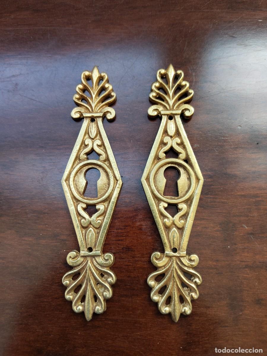 Antiques: Pareja de elegantes bocallaves para muebles.