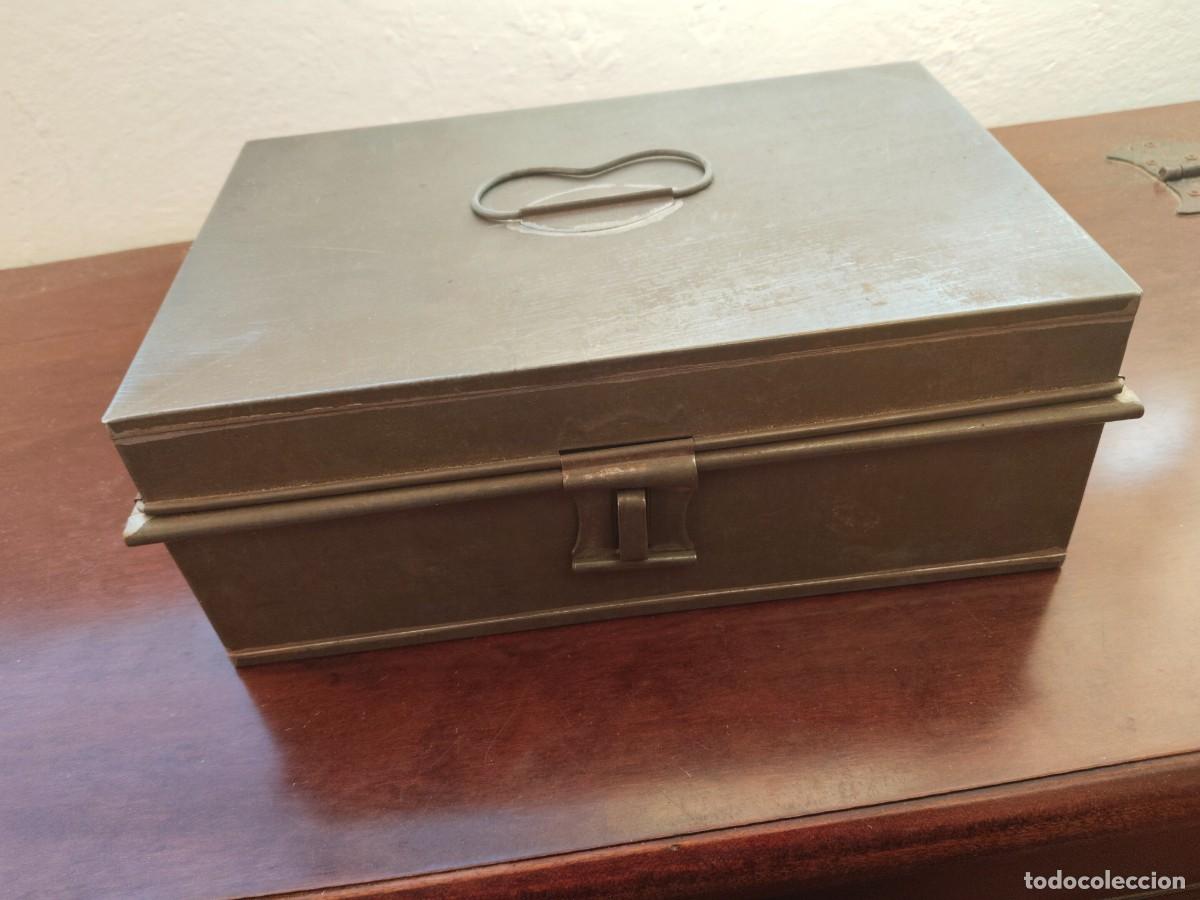 Antig&uuml;edades: Antigua caja en metal (parece zinc) para herramientas.
