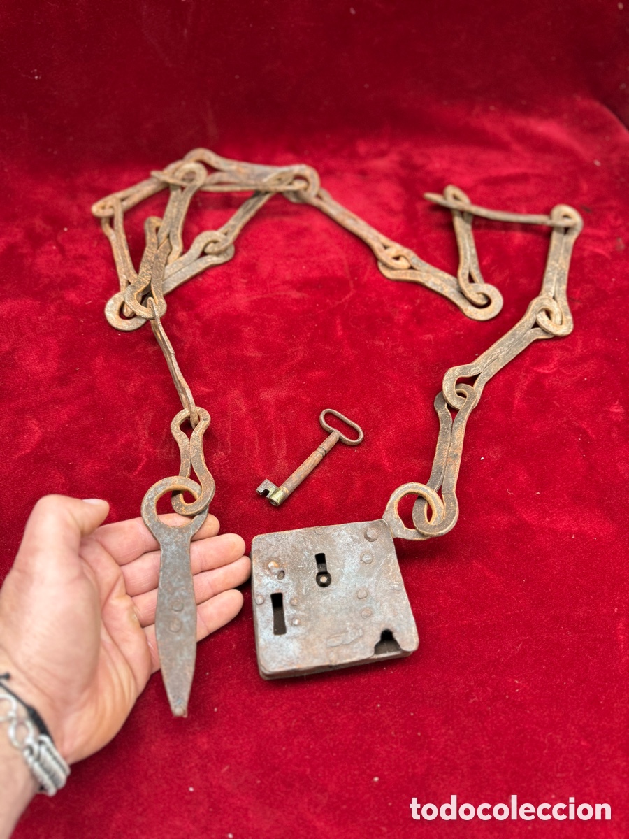Antig&uuml;edades: Antiguo y gran candado de forja,cadena 2 m de larga