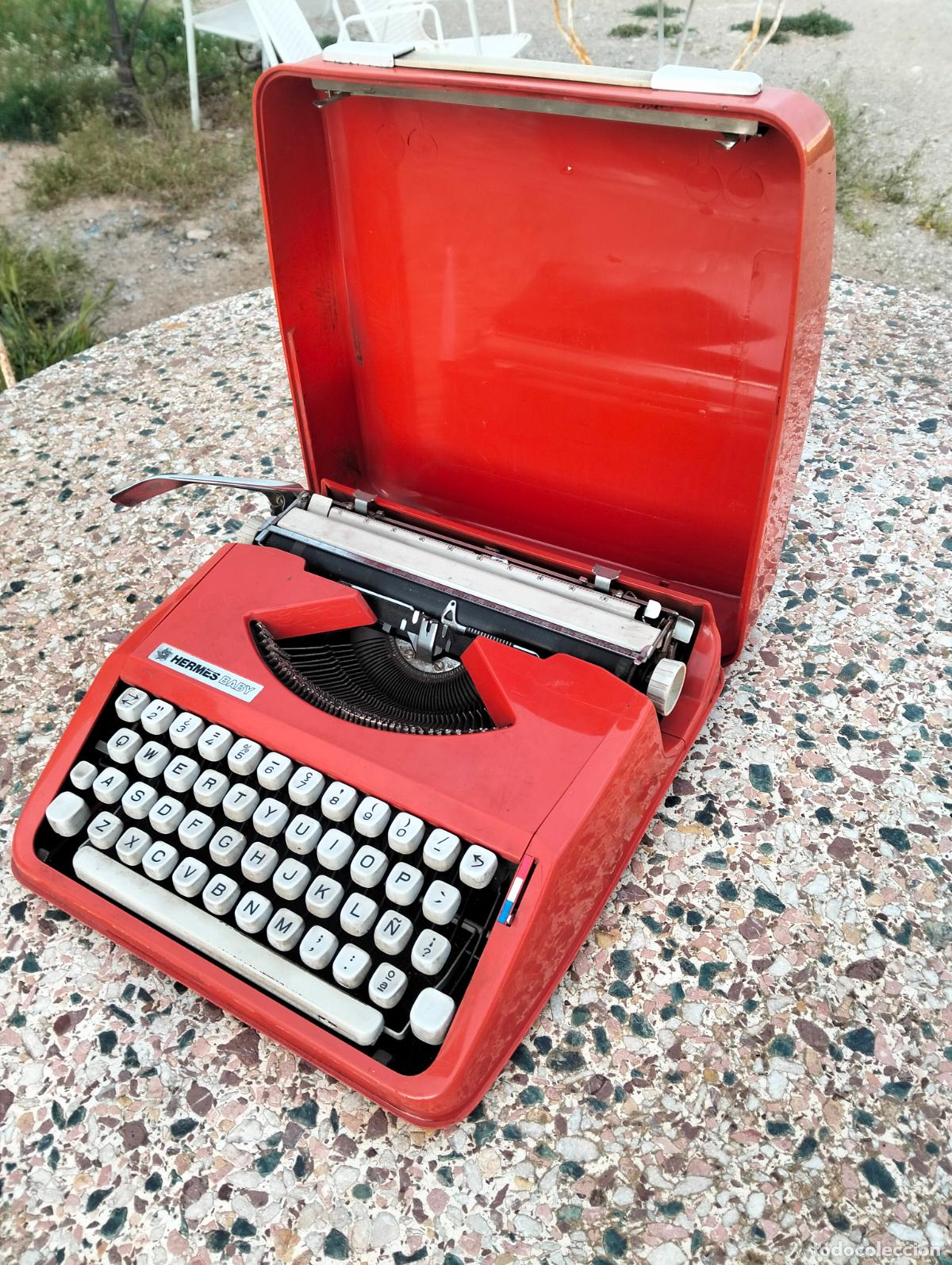 Antiques: M&aacute;quina de escribir Hermes baby roja vintage port&aacute;til con funda maleta West Germany teclado Espa&ntilde;a