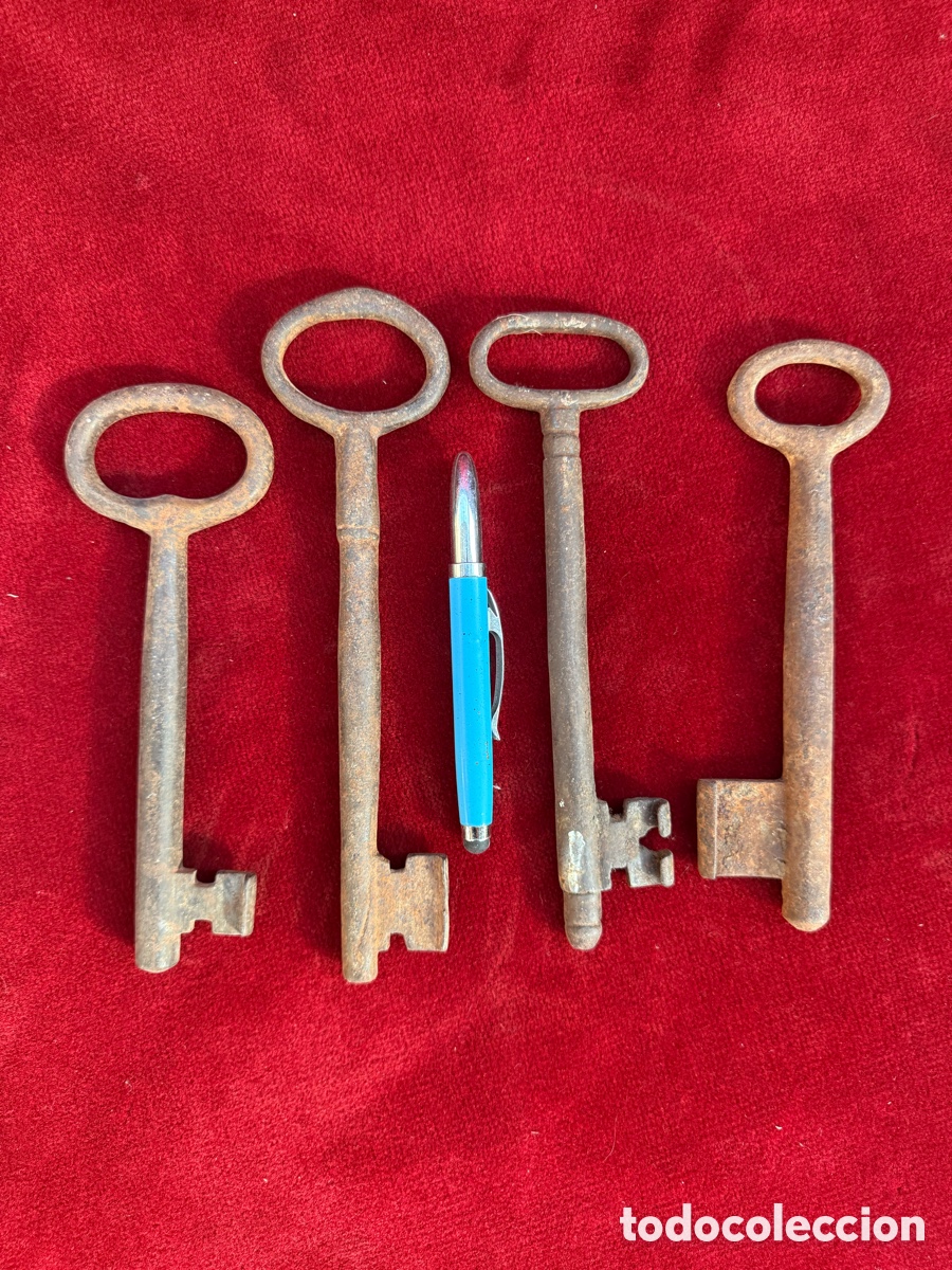 Antig&uuml;edades: Lote de 4 grandes llaves antiguas de forja!