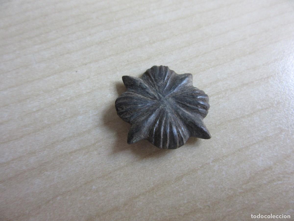 Antiques: Bonito clavo ornamental de bronce en forma de estrella y conchas Posible Medieval Medidas 2,8 cm