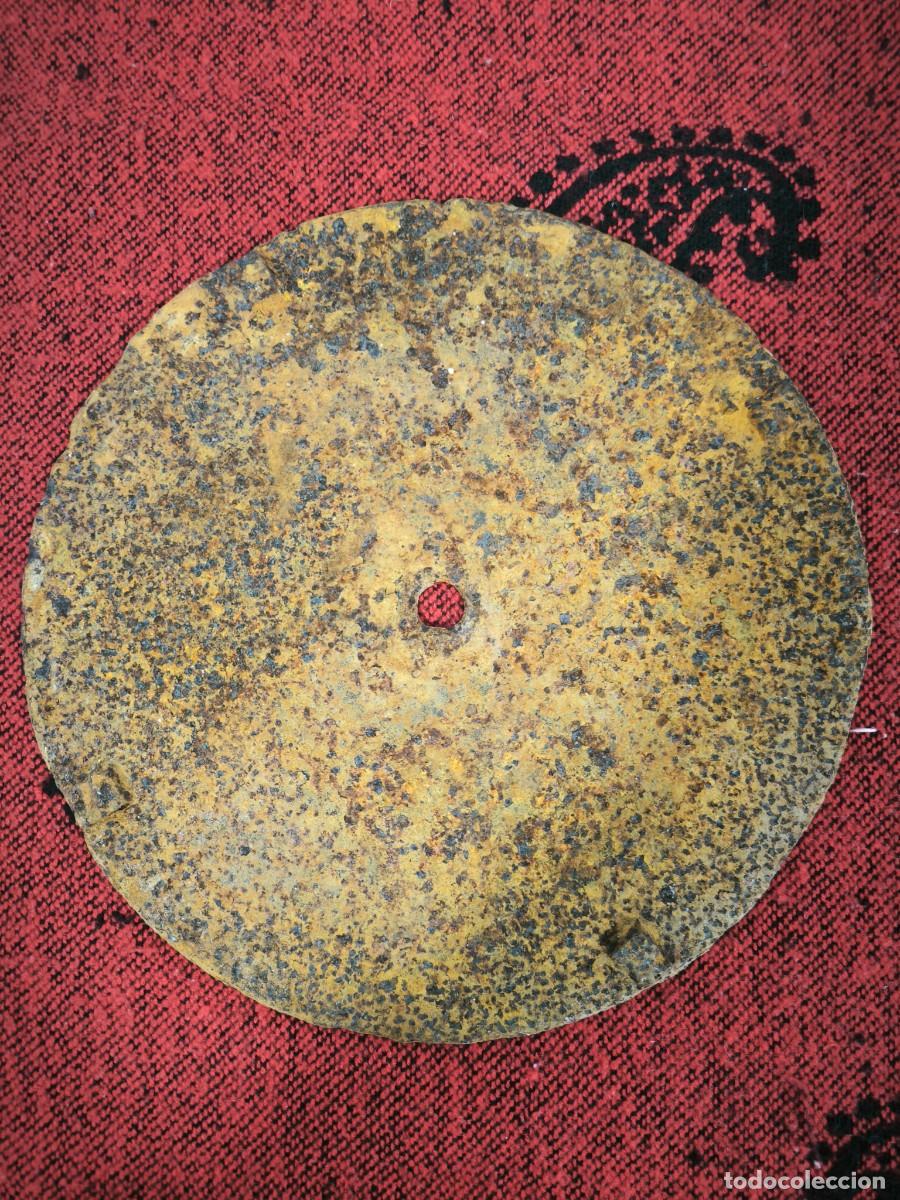 Antig&uuml;edades: Disco De Hierro Macizo Antiguo 24 Cm &ndash; Pieza R&uacute;stica Industrial Con Car&aacute;cter