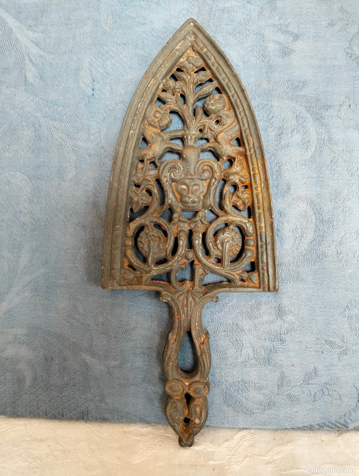 Parecchi Ferri da Stiro Antichi : Soporte de plancha antigua salva-manteles de hierro troquelado figura le&oacute;n sujeta-planchas a&ntilde;os 20