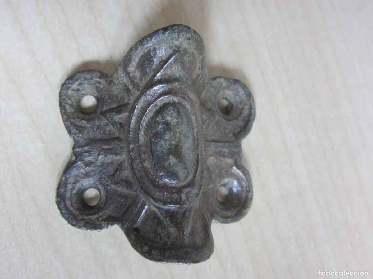 Antig&uuml;edades: Pieza de sujeci&oacute;n de bronce decorada Medidas 4 x 4 cm Posible S XVIII-XIX
