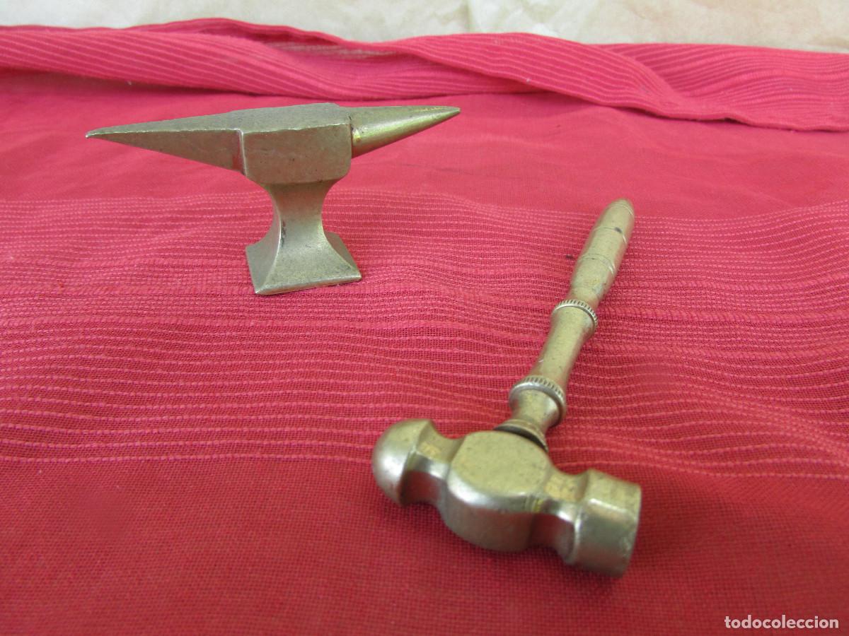 Antig&uuml;edades: Yunque o tas de Platero y relojero. Con martillo incluido. Antiguos