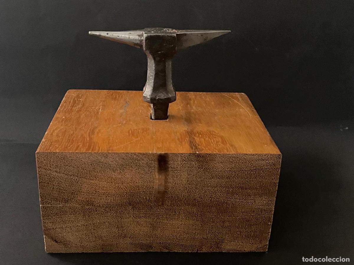 Oggetti Antichi: YUNQUE EN HIERRO CON BASE DE MADERA