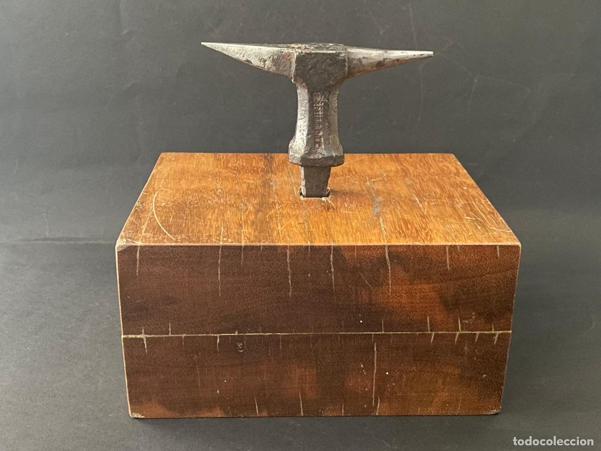 Antig&uuml;edades: YUNQUE EN HIERRO CON BASE DE MADERA - Foto 2