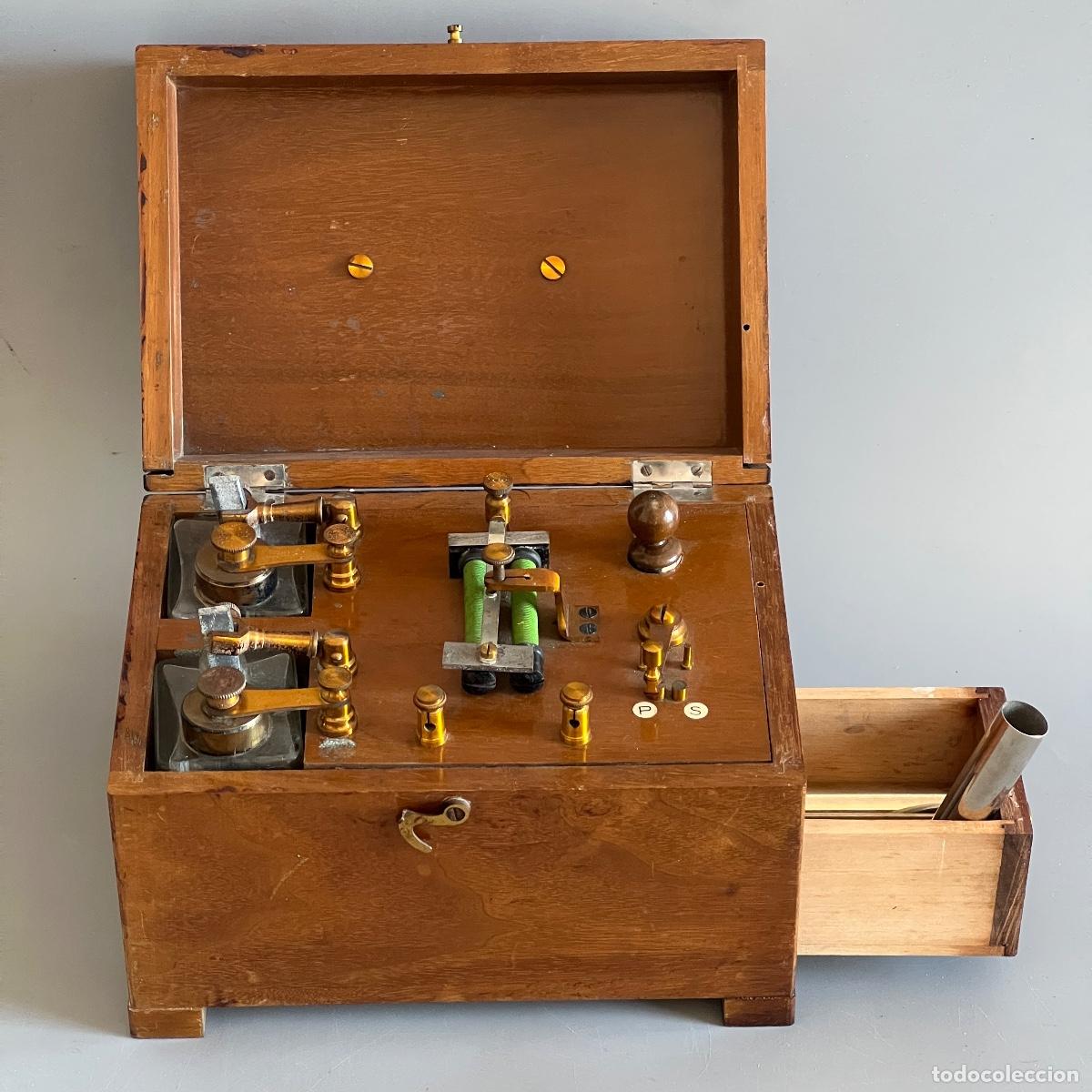 Antig&uuml;edades: Electromedicina. Aparato antiguo en caja de madera con caj&oacute;n.