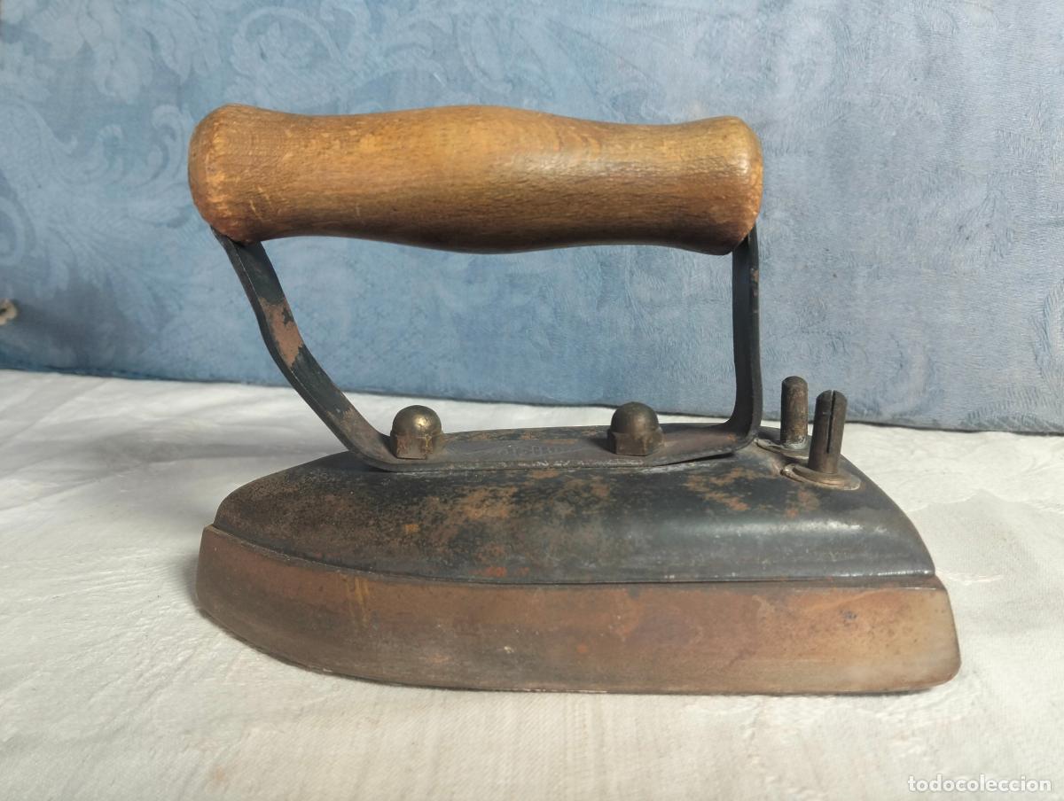 Antiquit&eacute;s: Antigua plancha el&eacute;ctrica de hierro y mango de madera a&ntilde;os 50-60