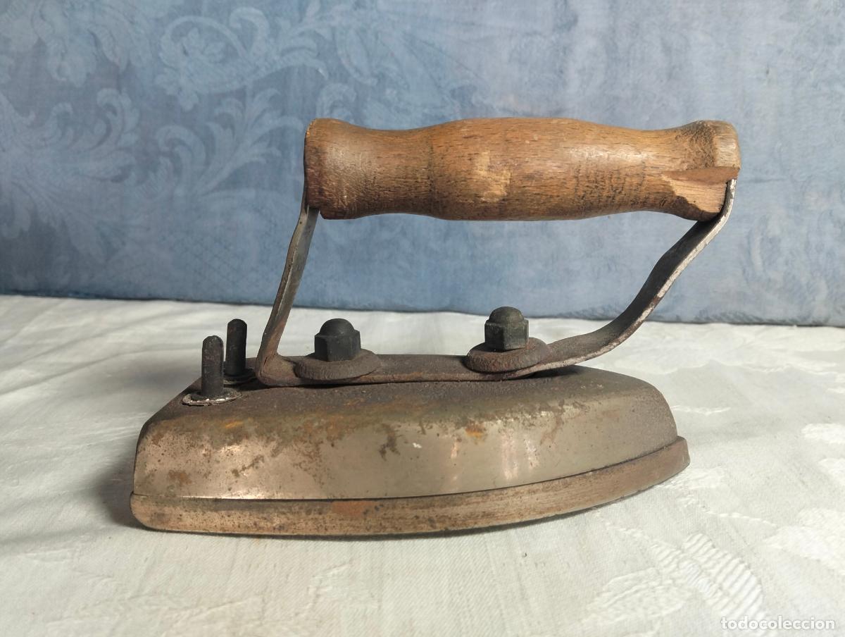 Antig&uuml;edades: Antigua plancha el&eacute;ctrica de hierro y mango de madera a&ntilde;os 50-60