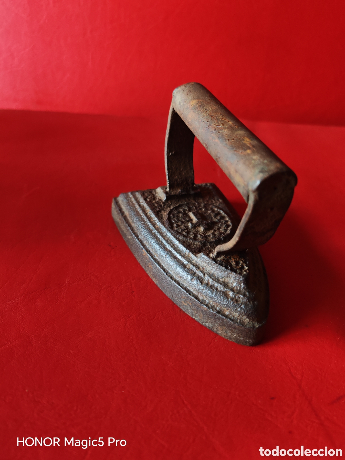 Antig&uuml;edades: Antigua plancha de hierro fundido, con el dibujo lleva una cruz en relieve