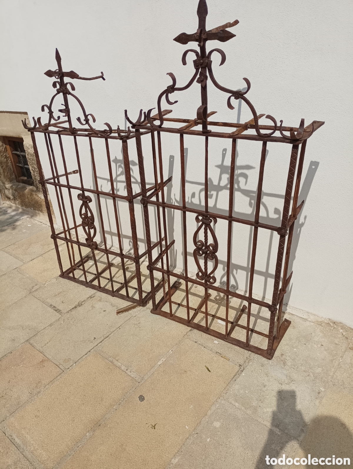 Antig&uuml;edades: PAREJA DE REJAS DE FORJA - Foto 11