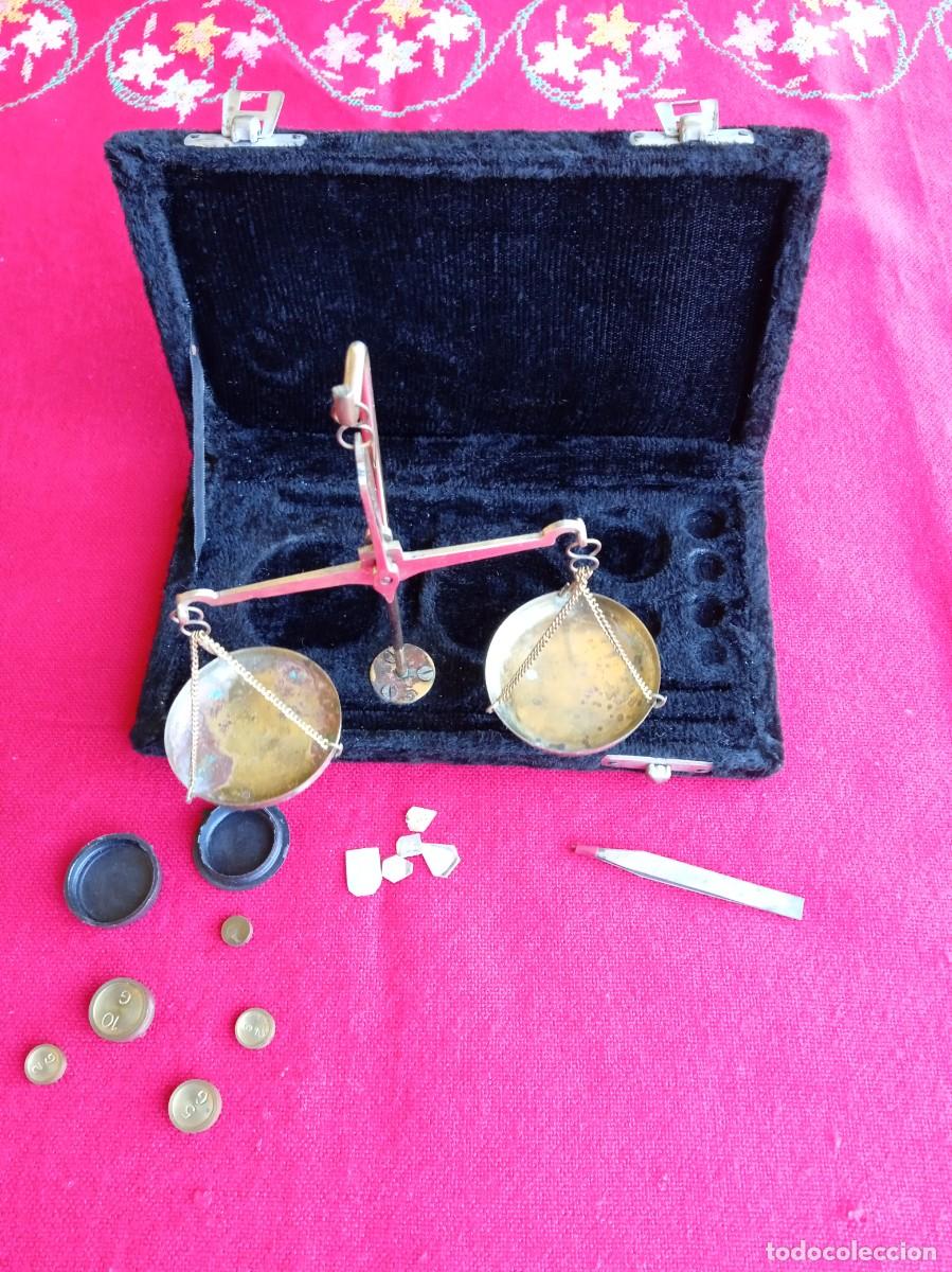 Antig&uuml;edades: Estuche de balanza de precisi&oacute;n con pesas ponderales