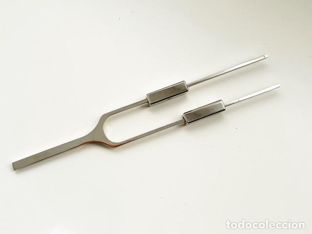 Antig&uuml;edades: Diapas&oacute;n profesional doble con pesos deslizantes C1 32 Hz &ndash; Instrumento ac&uacute;stico / m&eacute;dico