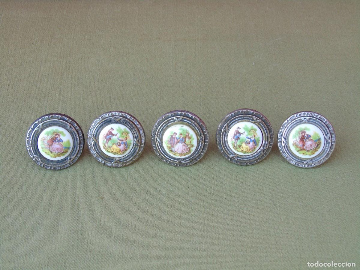 Antig&uuml;edades: 5 TIRADORES, POMOS PEQUE&Ntilde;OS, CON ESCENAS ROM&Aacute;NTICAS.