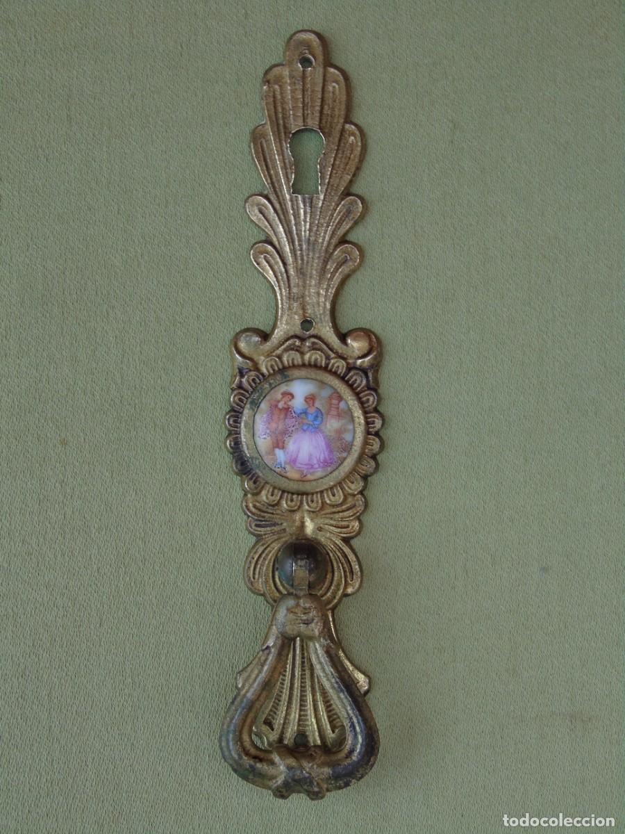 Antig&uuml;edades: TIRADOR CON BOCALLAVE DE METAL DORADO, CON ESCENA ROM&Aacute;NTICA.