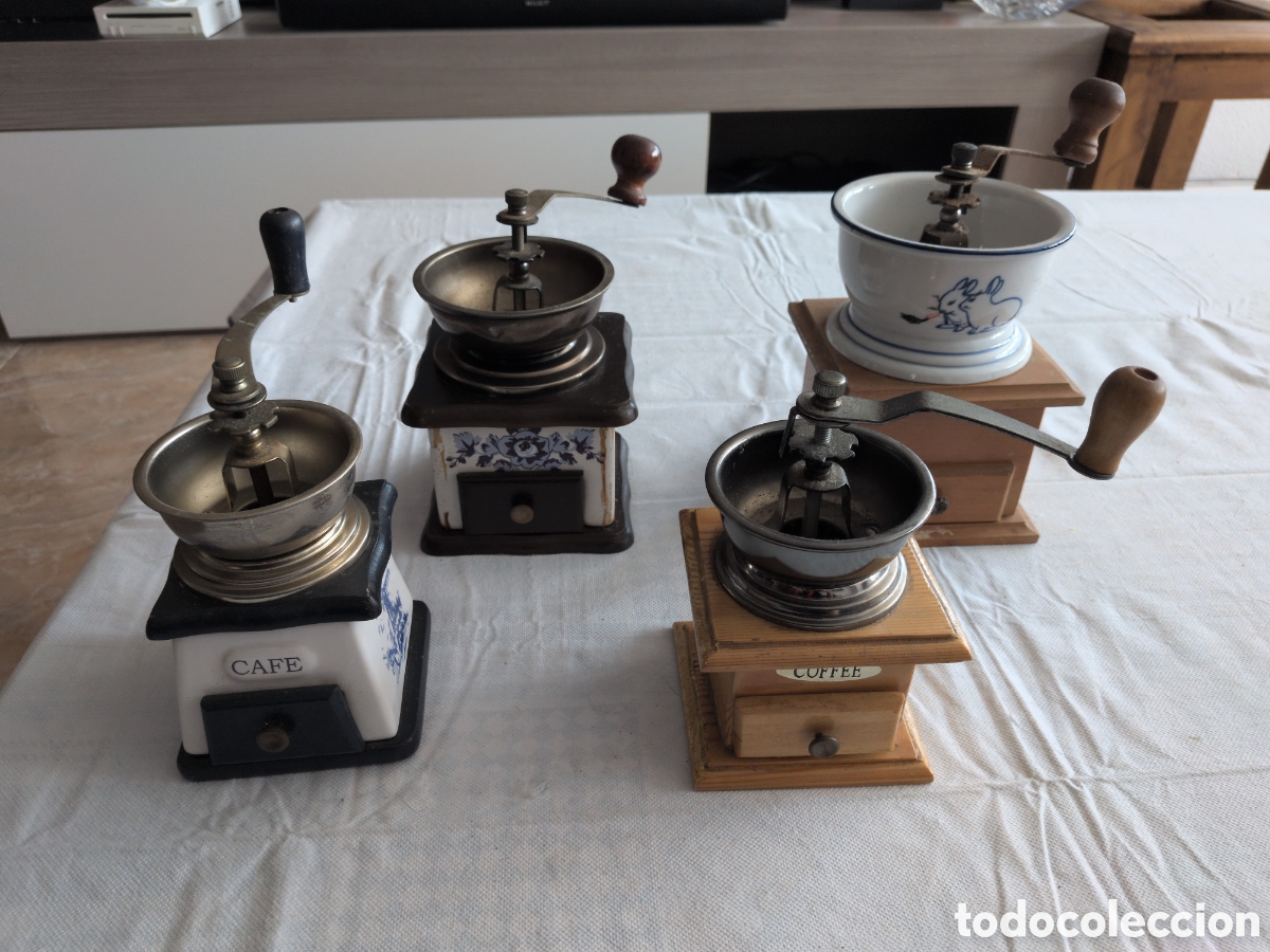 Antiquit&auml;ten: Lote de 4 antiguos molinillos de caf&eacute; de metal, porcelana y madera.