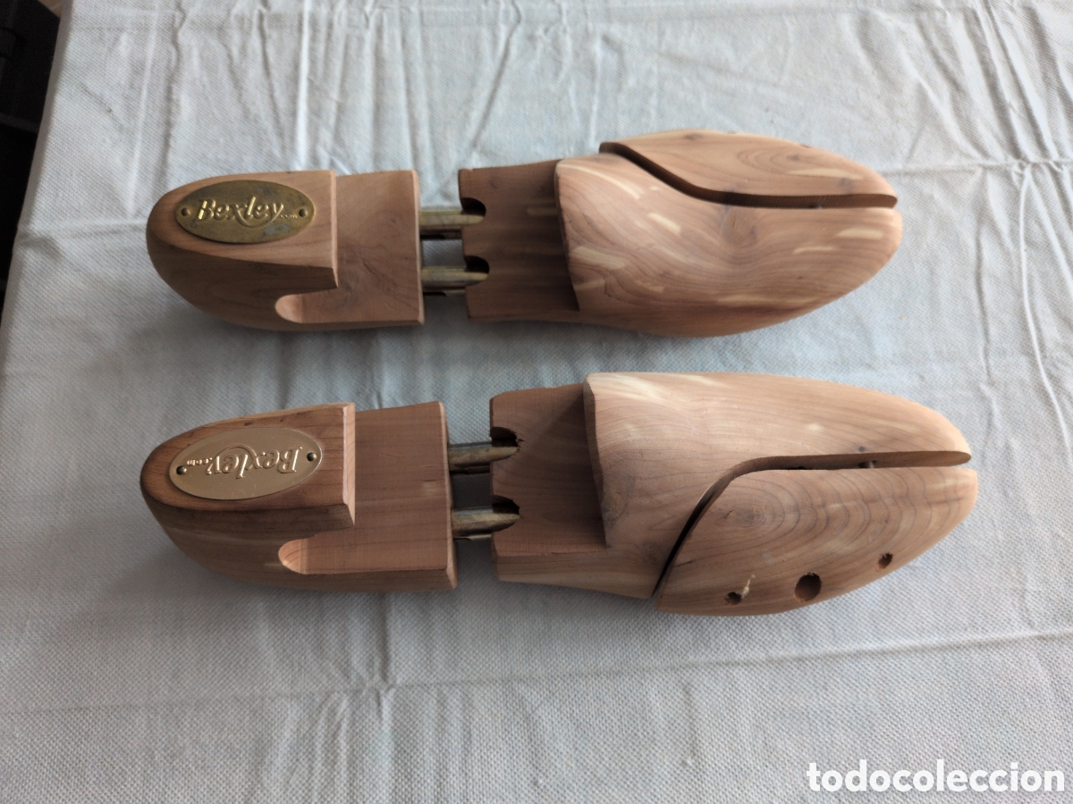 Antig&uuml;edades: Hormas de zapato de cedro rojo .