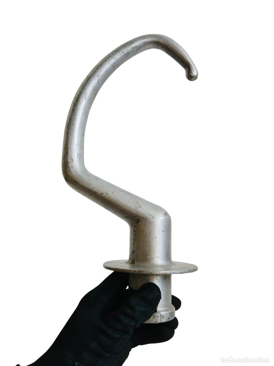 Antig&uuml;edades: GANCHO GIGANTE AMASADOR DE BATIDORA INDUSTRIAL ACCESORIO ALUMINIO ESPIRAL PARA MASA COCINA PANADERIA
