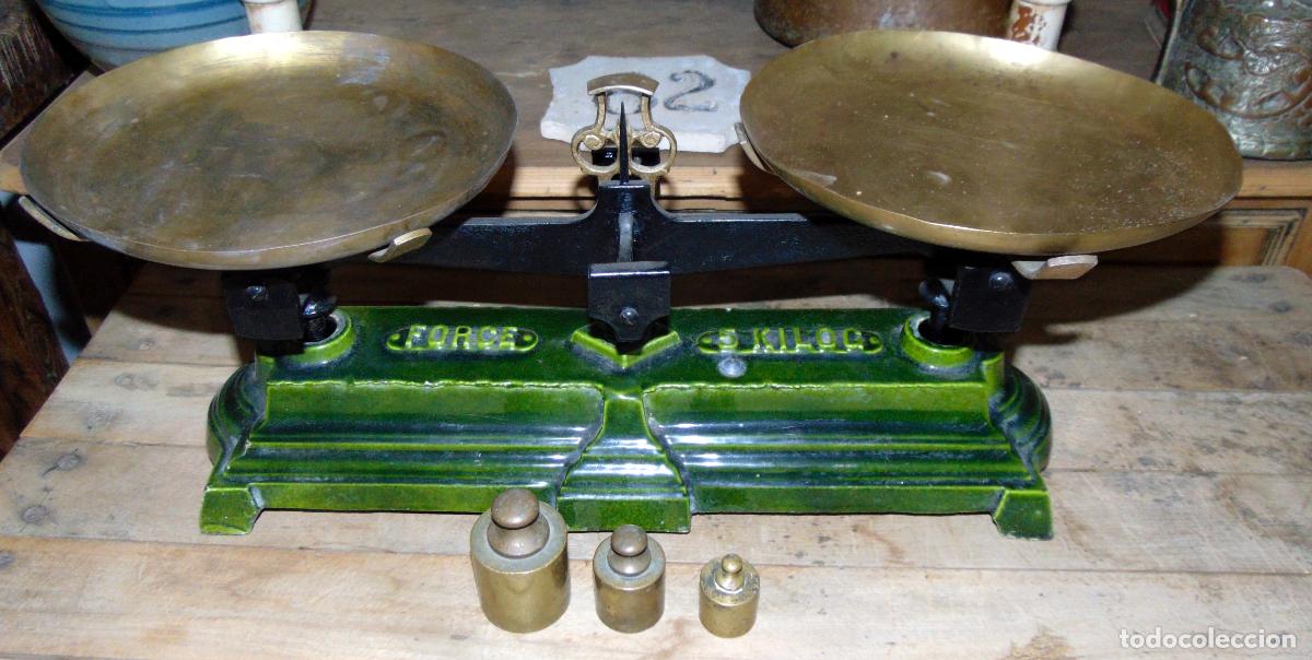 Antig&uuml;edades: RARA BALANZA 5 KILOS ESMALTADA MUY BONITA, CON TRES PESAS EN BRONCE