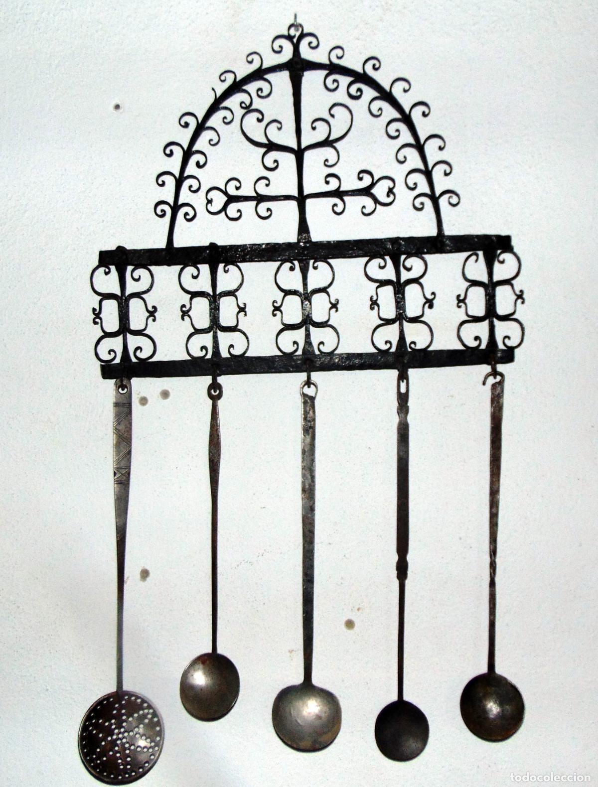 Antig&uuml;edades: ANTIGUA ESPETERA DE FORJA, CON CUCHARONES DE EPOCA CINCELADOS