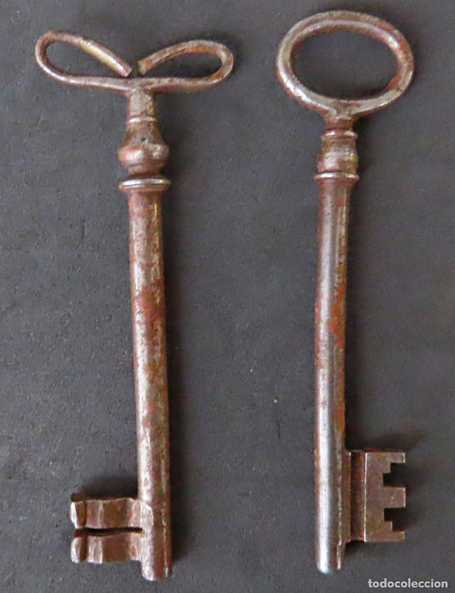 Antig&uuml;edades: Lote de dos antiguas llaves de forja