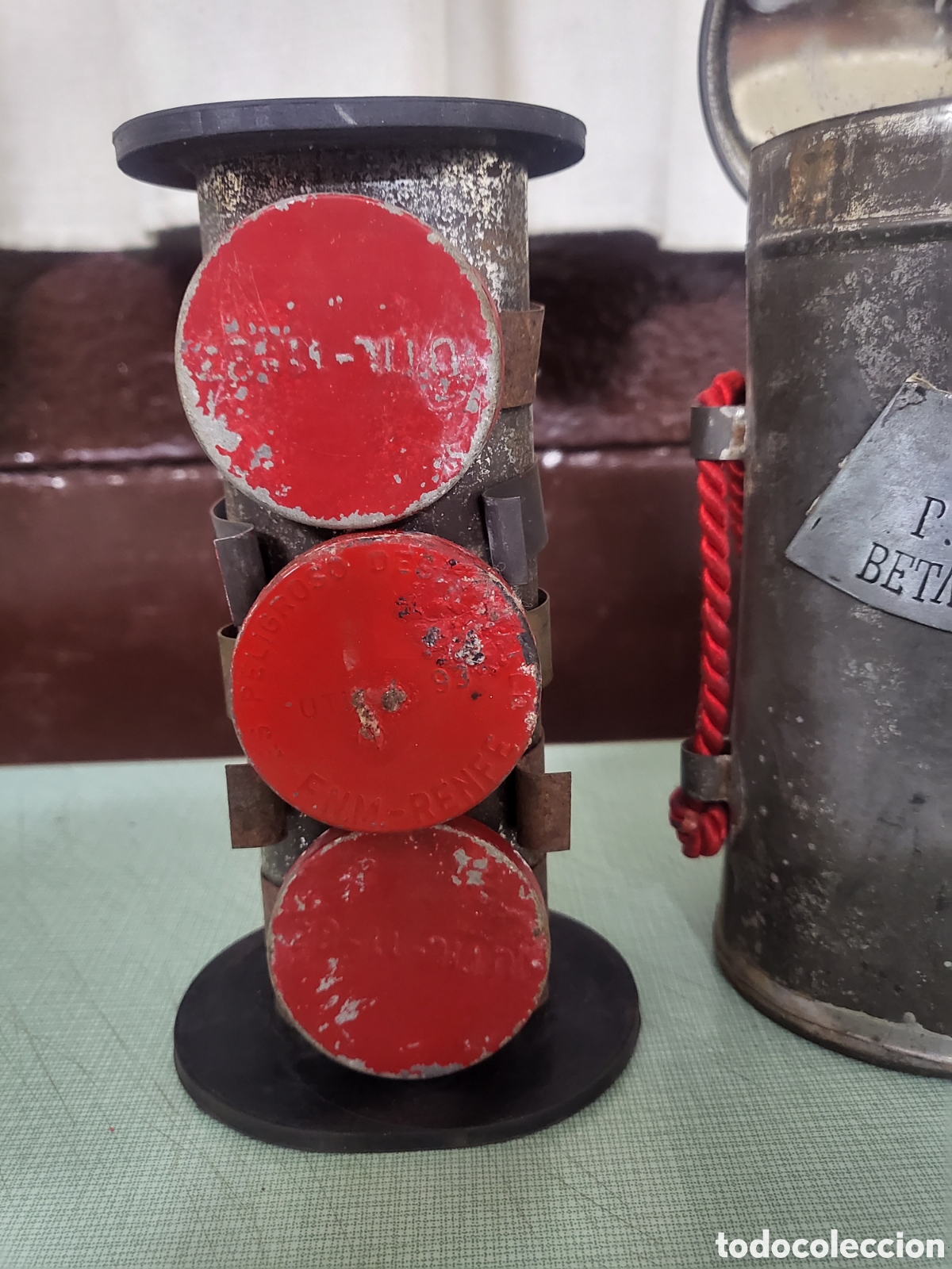 Antig&uuml;edades: Antiguo bote con 5 petardos