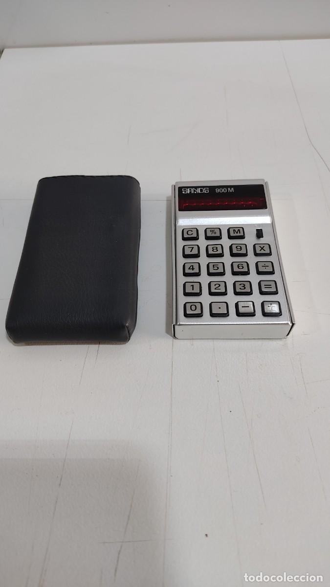 Oggetti Antichi: 1067 CALCULADORA DE BOLSILLO, CON CARCASA DE ALUMINIO, MARCA SANS 900M, CON CARGADOR A RED DE 220V