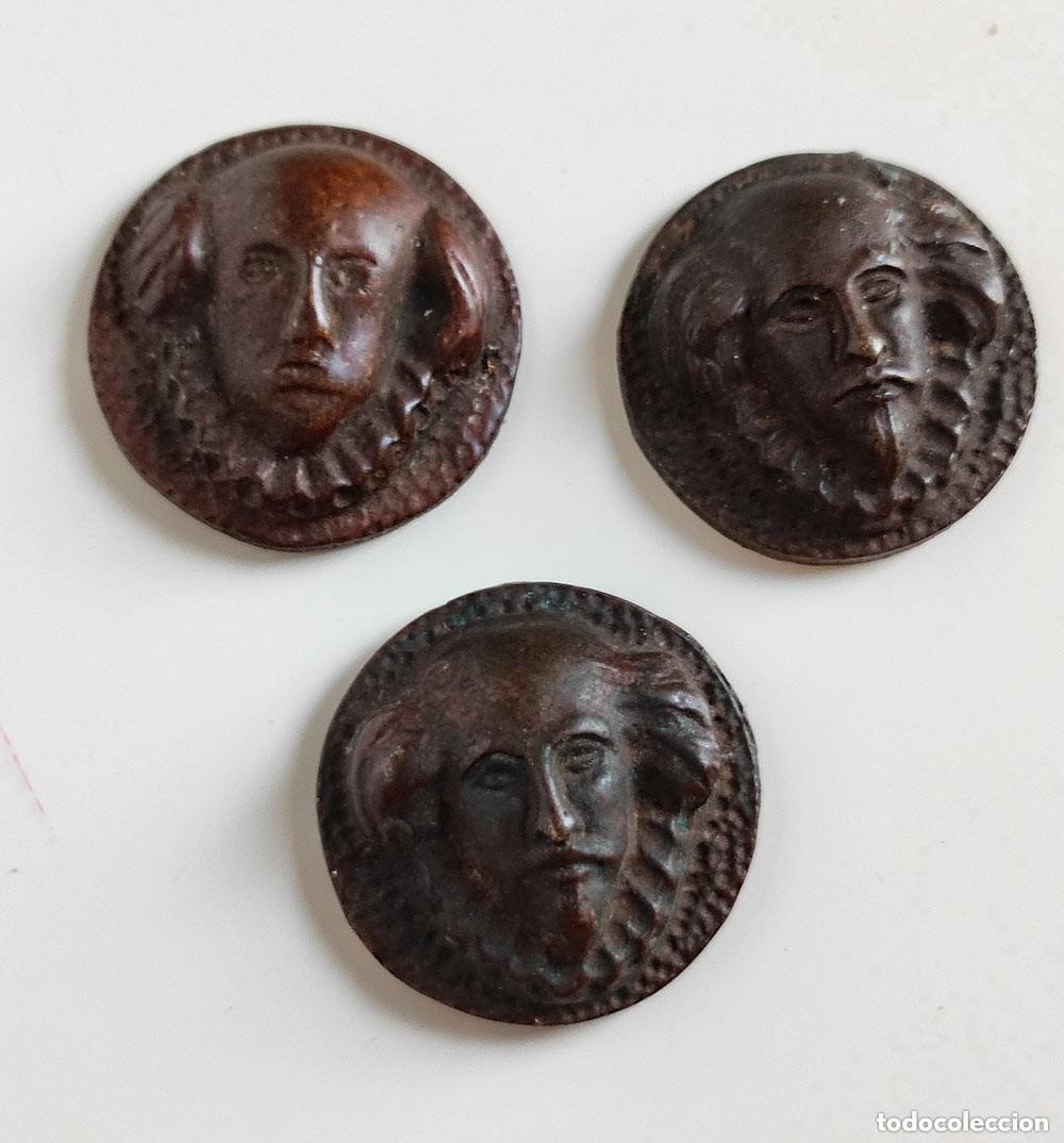 Oggetti Antichi: Lote de 3 antiguos embellecedores puerta o mueble, cara persona - botones, cu&ntilde;o, moneda, etc