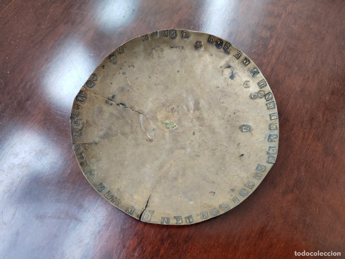 Oggetti Antichi: Antiguo platillo de balanza orlado de resellos de la Autoridad.