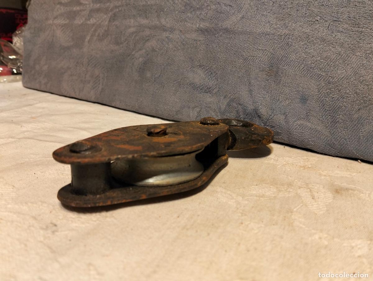 Antig&uuml;edades: Polea antigua de hierro con gancho incorporado de estilo industrial de fabrica a&ntilde;os 40-50