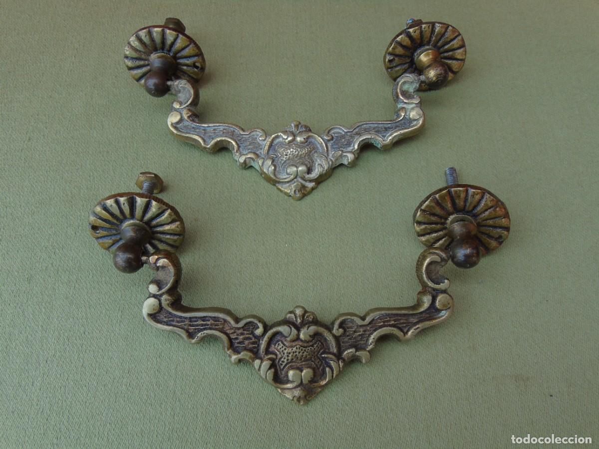 Antiguidades: PAREJA DE TIRADORES DE BRONCE CON APLIQUES LATERALES.